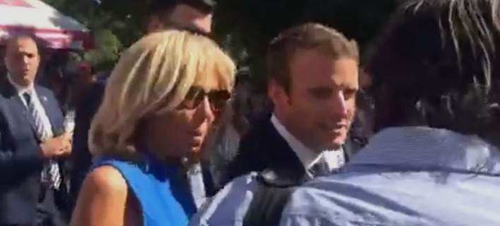 Εσπασαν το πρωτόκολλο οι Μακρόν -Βόλτα στο Σύνταγμα, βγάζουν selfies με τον κόσμο – Δείτε εικόνες